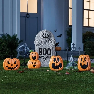 Hyde & EEK! Boutique 14pc Pumpkin Scene Setter Kit Halloween Decorative Prop - Hyde & EEK! Boutique™ 1 Hyde & EEK! Boutique 14pc Pumpkin Scene Setter Kit Halloween Decorative Prop - Hyde & EEK! Boutique™