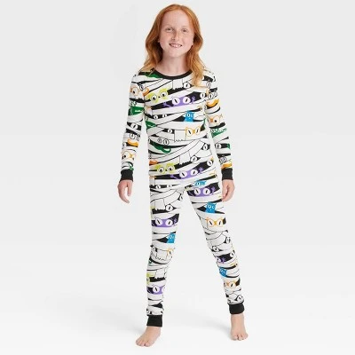 Kids' Glow-In-The-Dark Mummy Halloween Matching Family Pajama Set - Hyde & EEK! Boutique™ White 4 Kids' Glow-In-The-Dark Mummy Halloween Matching Family Pajama Set - Hyde & EEK! Boutique™ White - Image 4